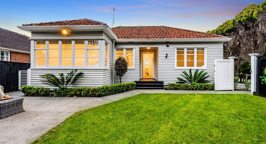  at 16 Erima Avenue, Point England, Auckland