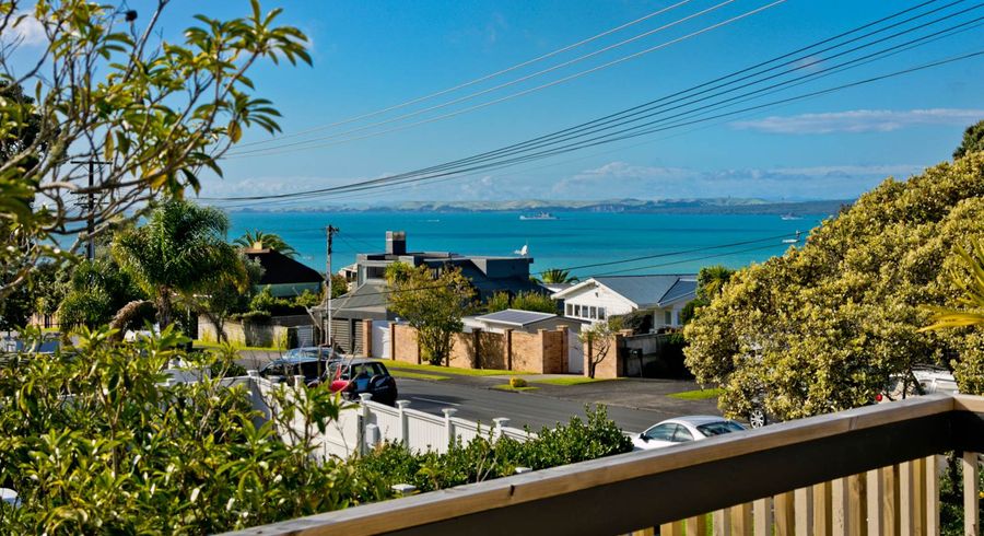  at 1/122 Aberdeen Road, Campbells Bay, Auckland