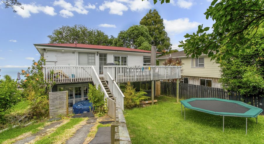  at 8 Kauri Point Road, Laingholm, Auckland