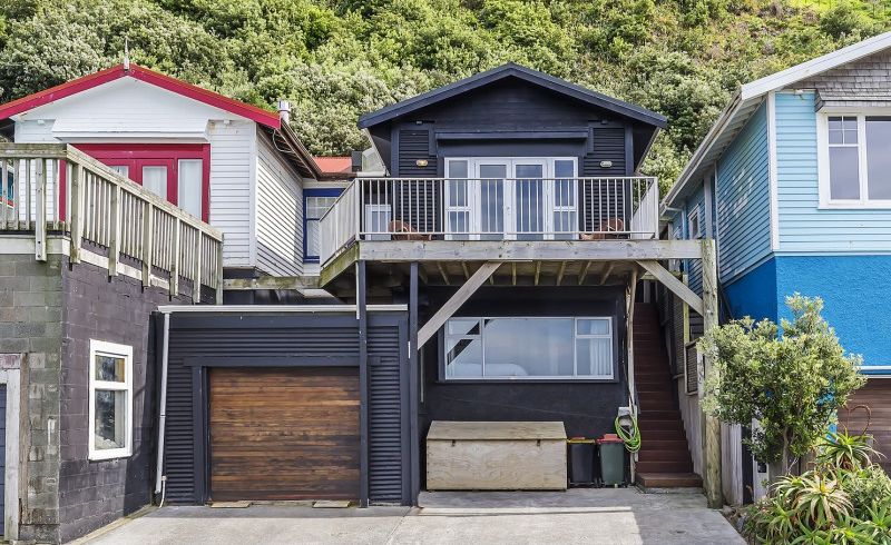  at 402 Queens Drive, Lyall Bay, Wellington