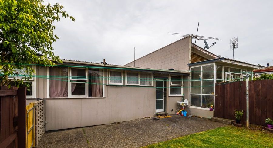  at 2/6 Puka Street, Onehunga, Auckland