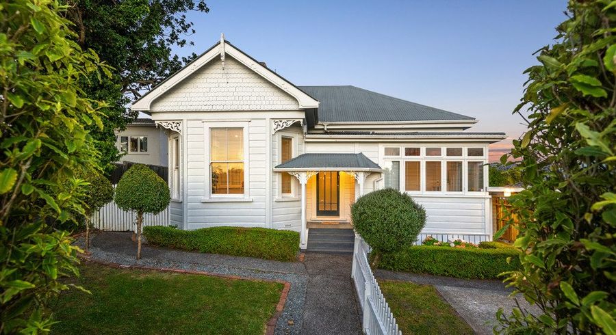  at 2/157 Glenfield Road, Hillcrest, Auckland