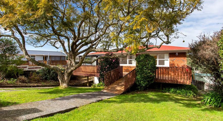  at 32 Valley View Road, Glenfield, North Shore City, Auckland