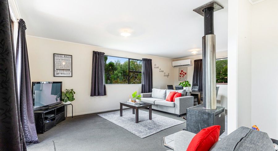  at 25 and 25A Lilburn Crescent, Massey, Waitakere City, Auckland