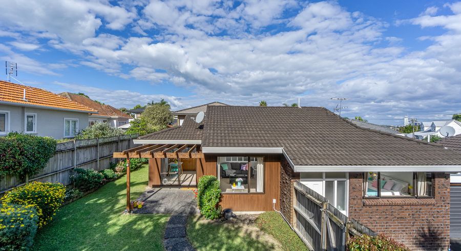  at 2/10 Tobruk Crescent, Milford, Auckland
