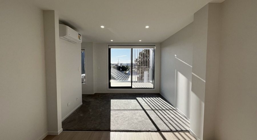  at 2/10 Fairclough Road, Beach Haven, North Shore City, Auckland