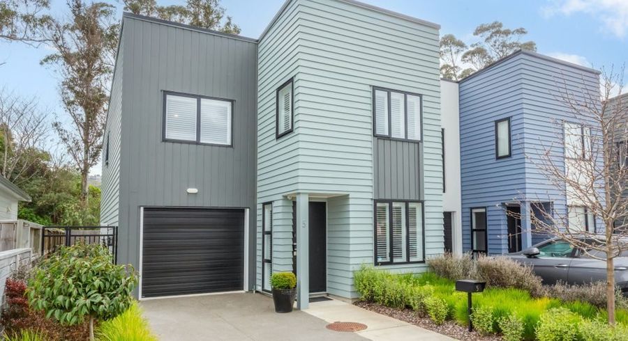  at 5 Breakwater Way, Whitby, Porirua