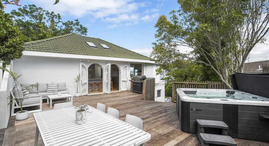  at 2/41 Island Bay Road, Beach Haven, Auckland