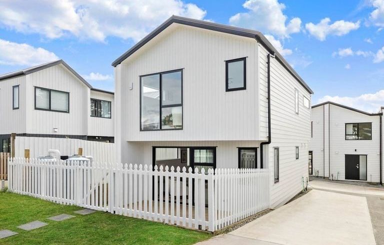  at 17E Granville Drive, Massey, Waitakere City, Auckland