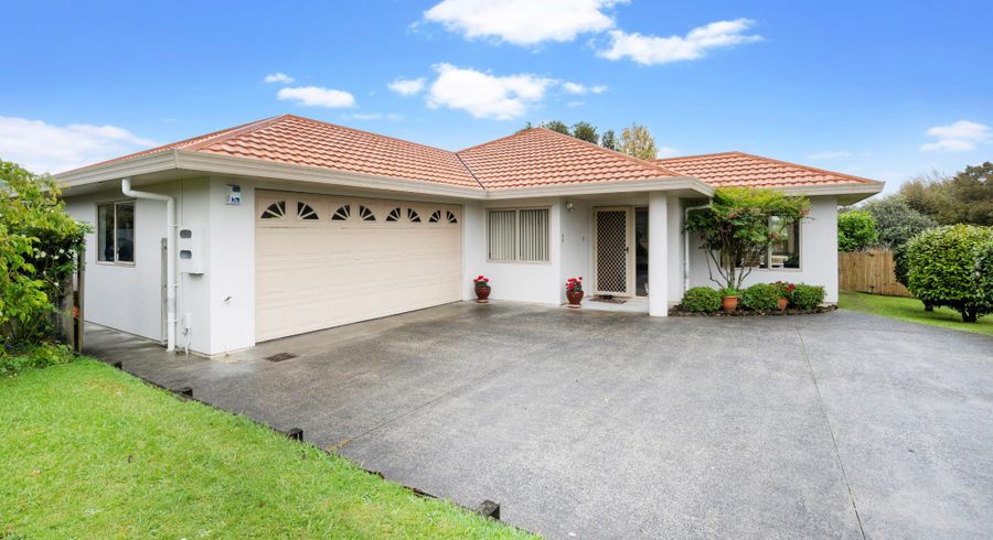  at 8 Welcome Place, Henderson, Auckland