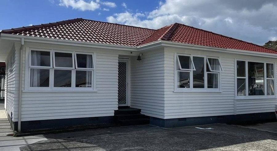  at 11 Edgewater Drive, Pakuranga, Auckland