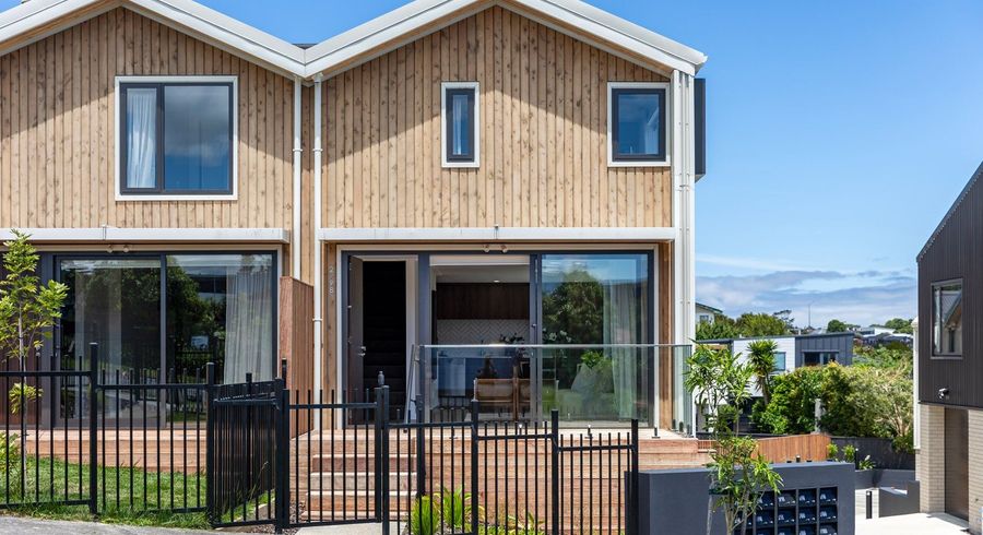  at 2/98 Walker Road, Point Chevalier, Auckland