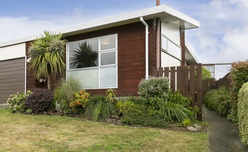  at 1A Kingsbridge Place, Newlands, Wellington
