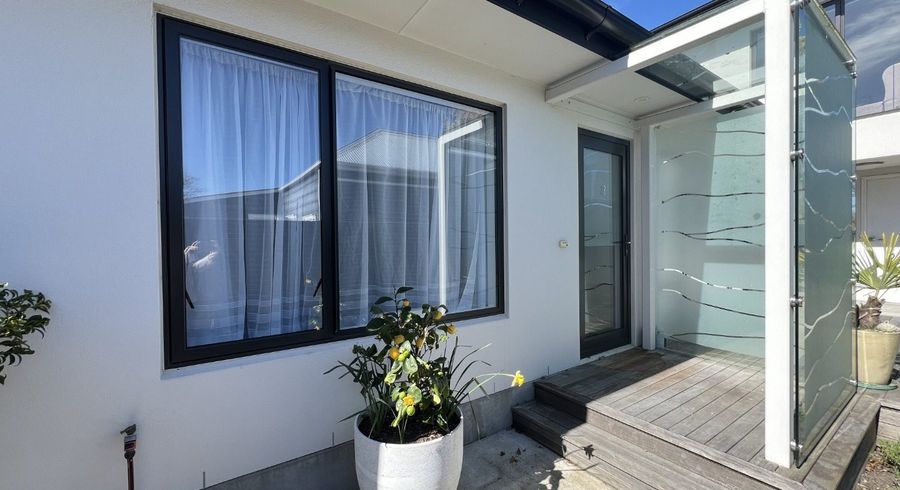  at 2/129 Aikmans Road, Merivale, Christchurch City, Canterbury