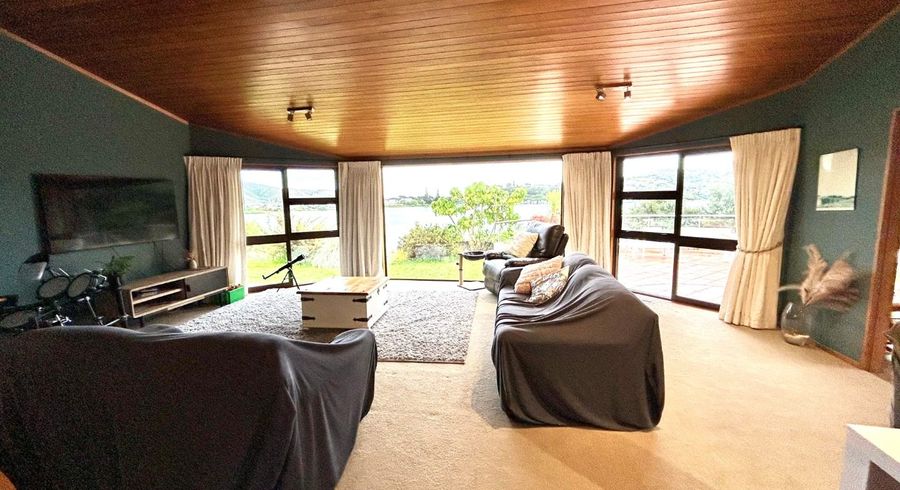  at 16 Trevor Terrace, Paremata, Porirua, Wellington