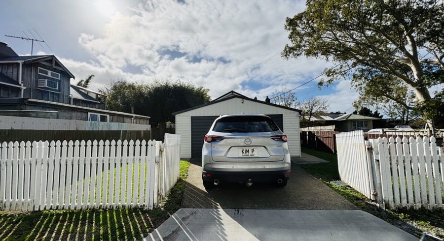  at 4 Kaponga Crescent, New Lynn, Auckland