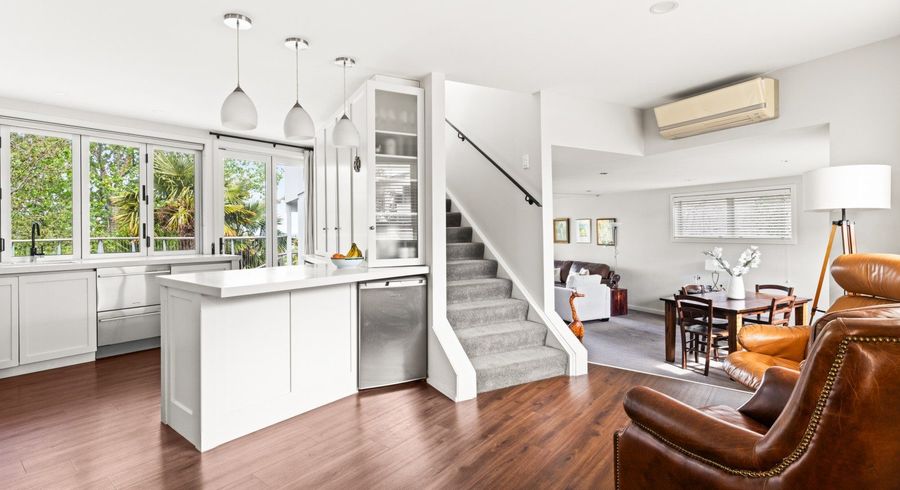  at 33 Simla Terrace, Hospital Hill, Napier, Hawke's Bay