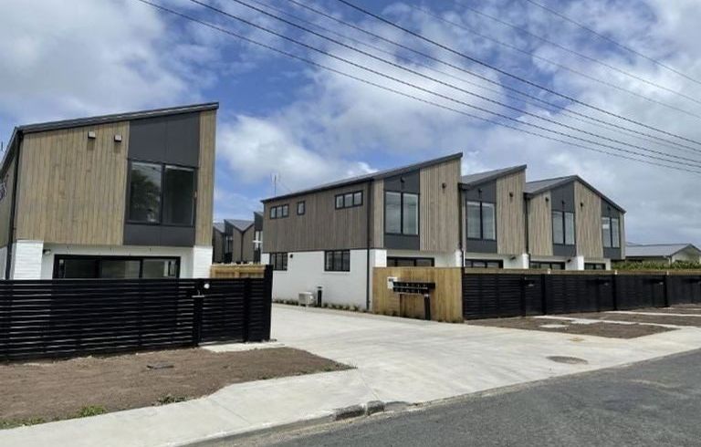  at 15/12 Tawa Road, Te Atatu Peninsula, Waitakere City, Auckland