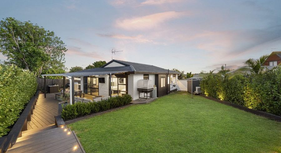  at 2/13 Parramatta Place, Botany Downs, Auckland