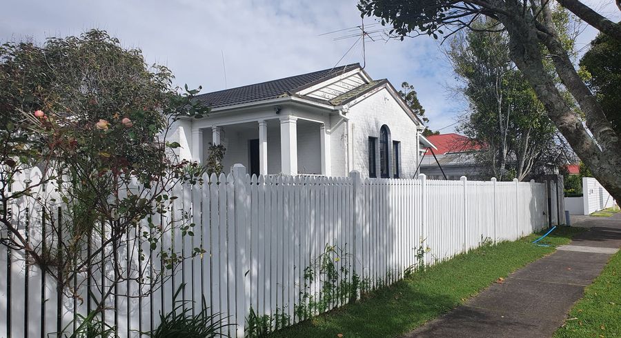  at 1/56 Beresford Street, Bayswater, Auckland