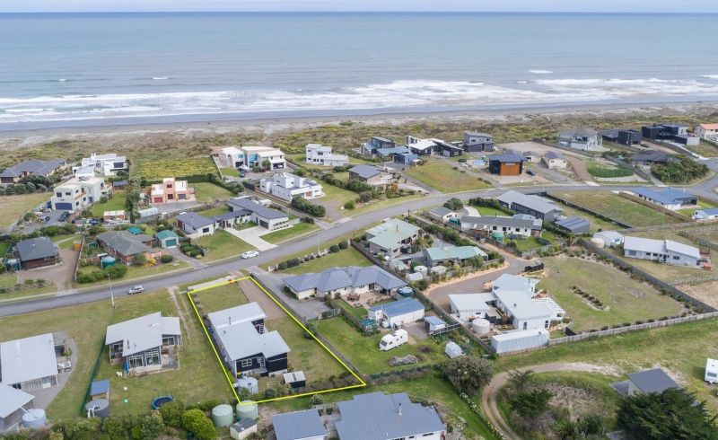  at 42A Kent Avenue, Waitarere Beach, Levin