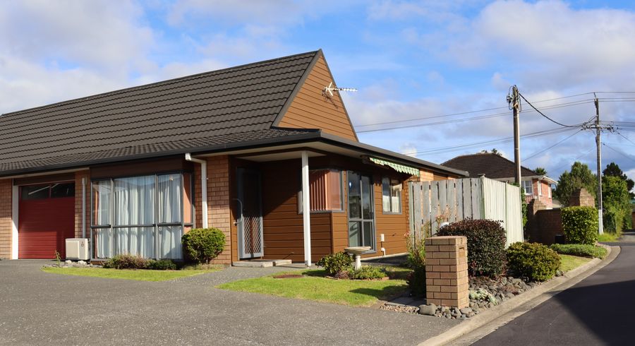 at 2/56 Larnoch Road, Henderson, Auckland