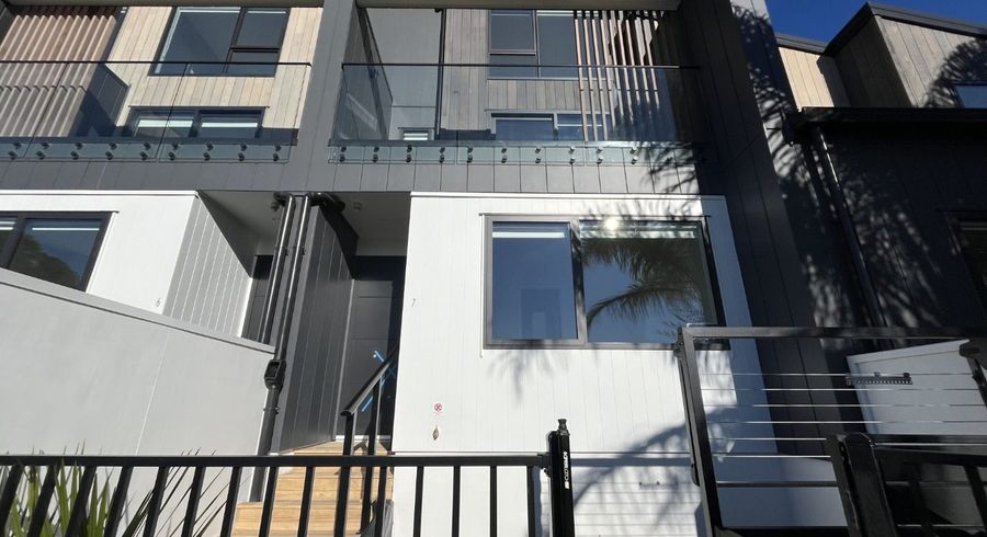  at 7/10 Fairclough Road, Beach Haven, North Shore City, Auckland