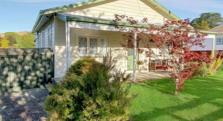  at 10 Paraekaretu Street, Hunterville
