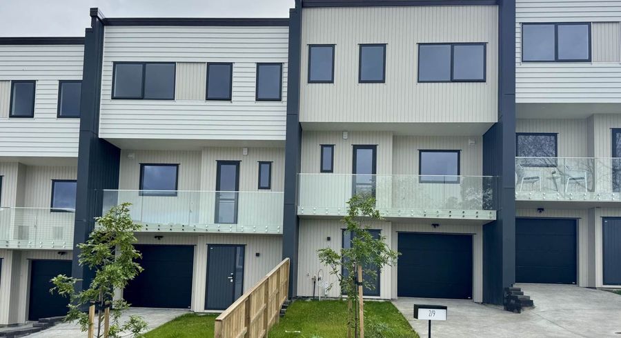  at 2/9 Rengarenga Rise, Fairview Heights, North Shore City, Auckland