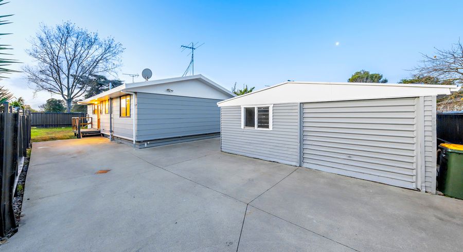  at 2/26 Caravelle Close, Māngere, Auckland