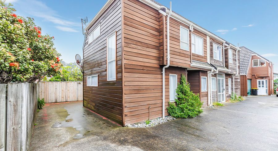  at 2/15 Apu Crescent, Lyall Bay, Wellington