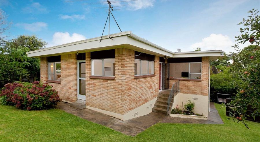  at 2/8 Houghton Street, Meadowbank, Auckland