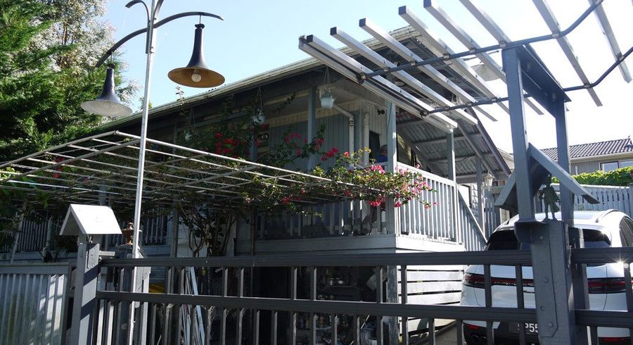  at 2 Shalimar Place, Clover Park, Auckland