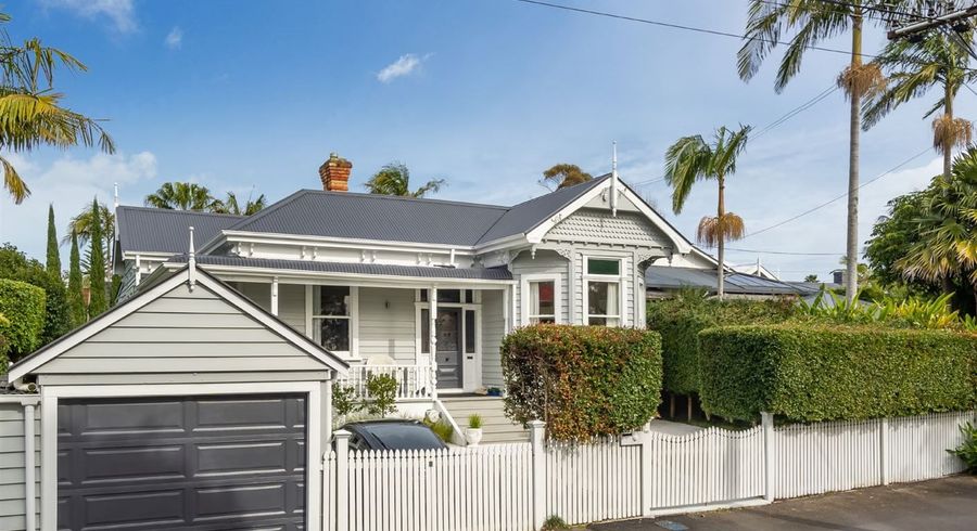  at 9 Waterview Road, Stanley Point, Auckland