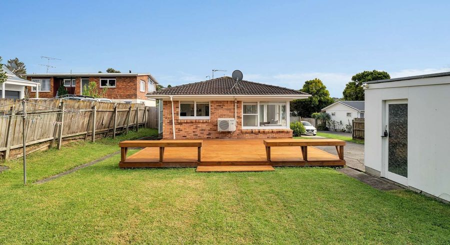  at 2/8 Wykeham Place, Glenfield, Auckland