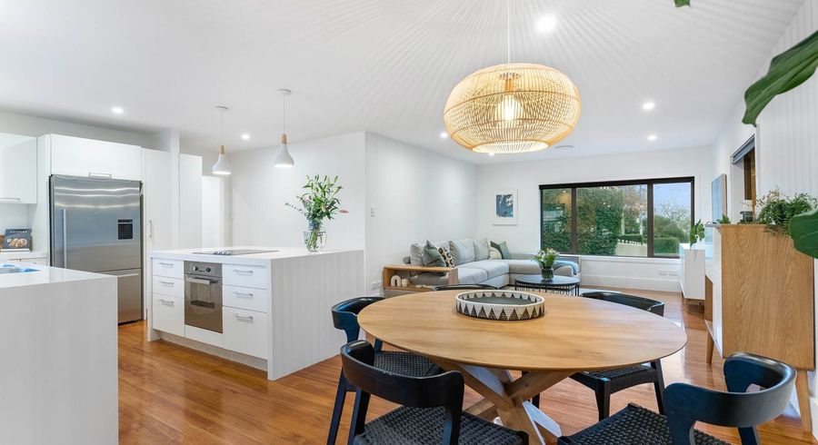  at 2/21 Montgomery Avenue, Rothesay Bay, North Shore City, Auckland