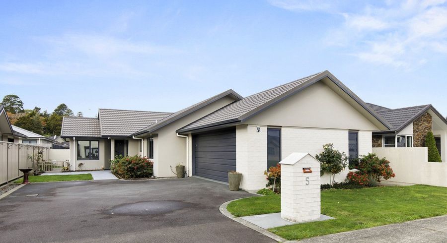  at 5 Vernon Grove, Brown Owl, Upper Hutt