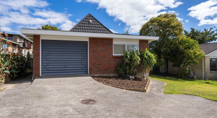  at 2/8 Kaipatiki Road, Glenfield, North Shore City, Auckland