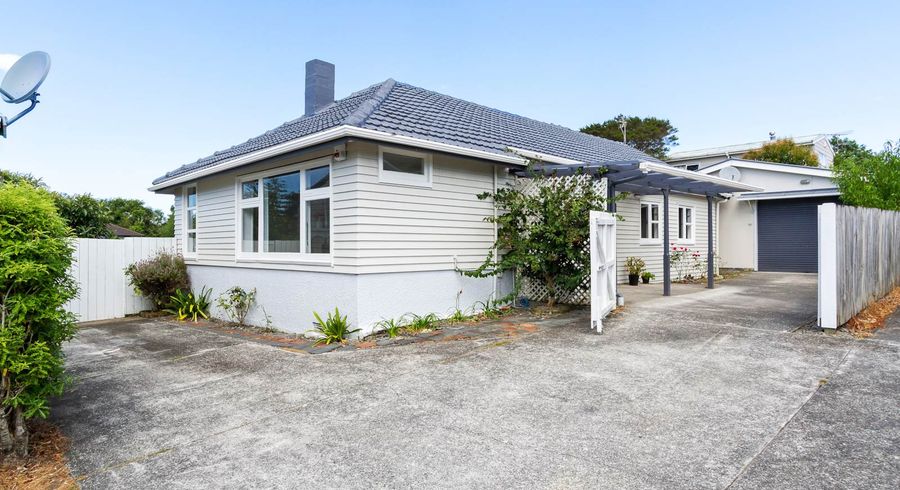  at 2/42 Pomaria Road, Henderson, Auckland
