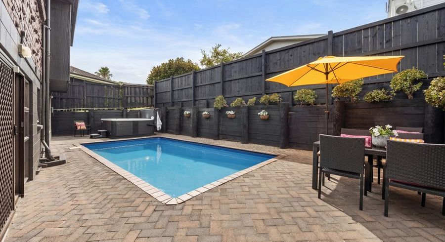  at 3 Pinewood Grove, Botany Downs, Manukau City, Auckland