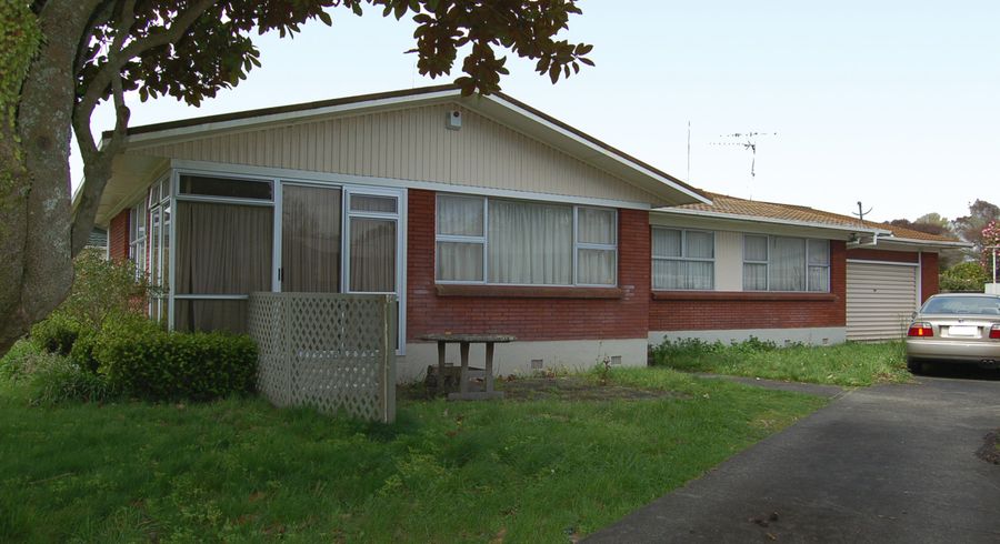  at 8 Glen Lynne Avenue, Queenwood, Hamilton