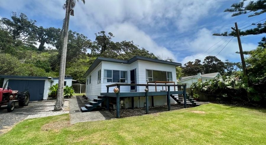  at 221 Oakura Road, Ōakura, Hikurangi