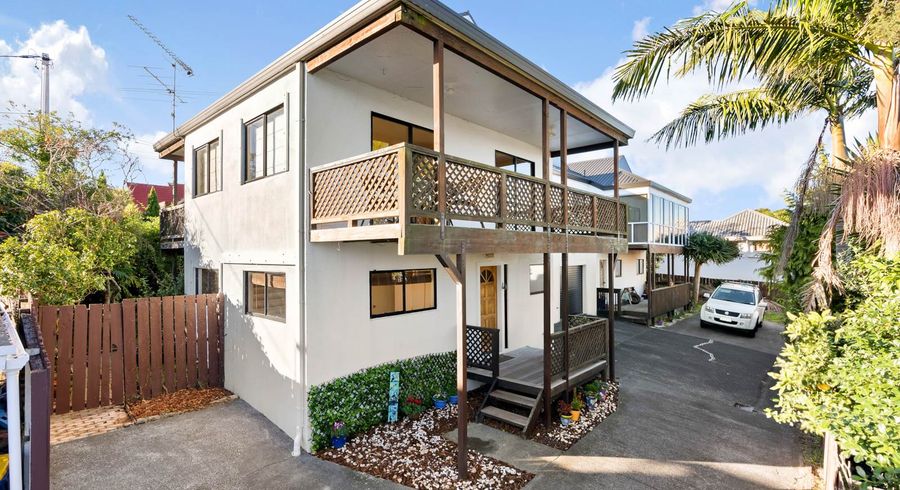  at 2/14 Wernham Place, Northcote, Auckland