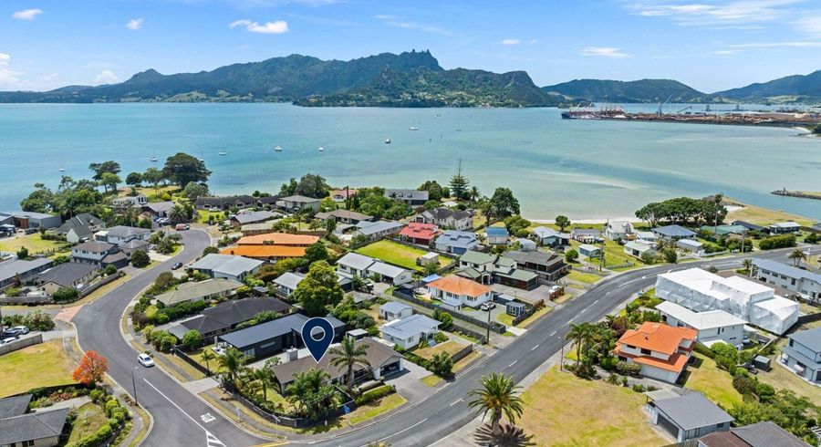  at 2 Paradise Point Place, One Tree Point