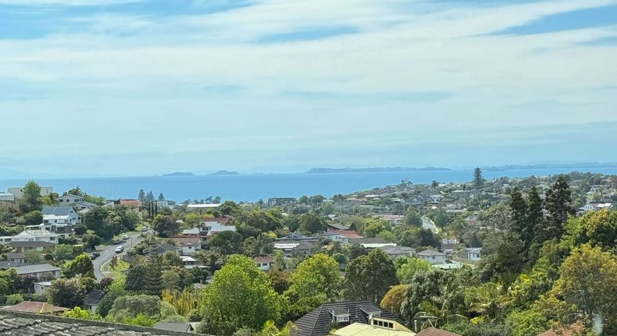  at 4/737 East Coast Road, Browns Bay, North Shore City, Auckland