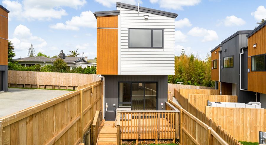  at 4/300 Great North Road, Henderson, Waitakere City, Auckland