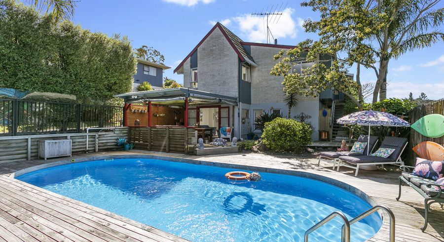  at 8 Valdese Rise, Browns Bay, Auckland
