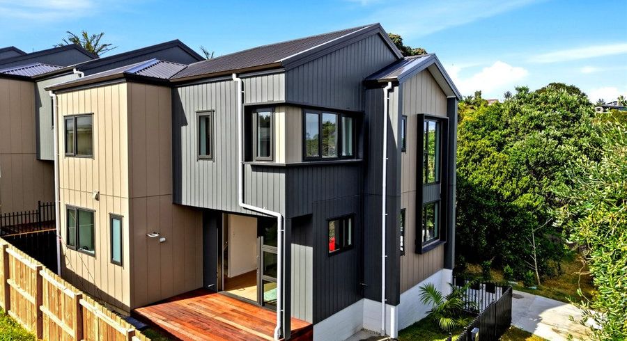  at 584 Beach Road, Rothesay Bay, North Shore City, Auckland