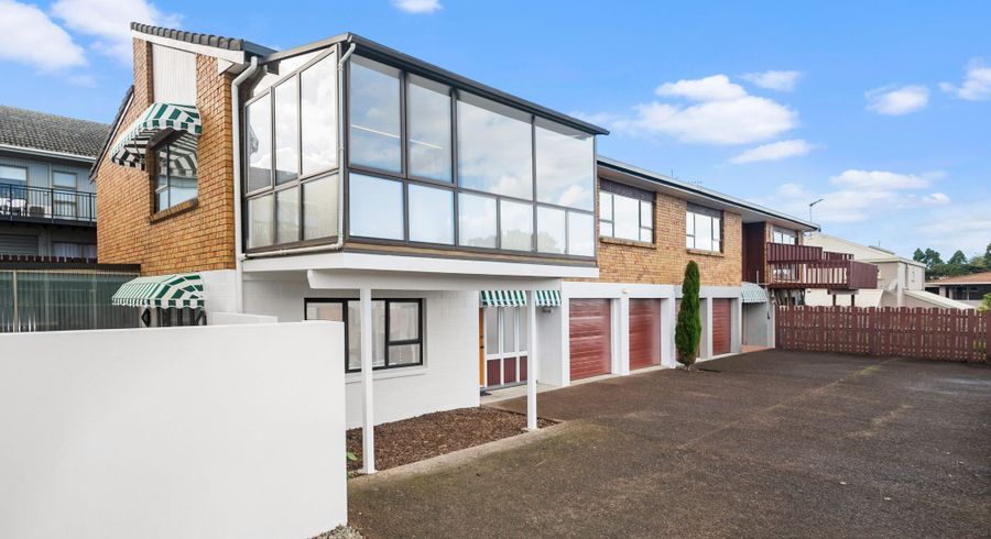  at 2/20 Wernham Place, Northcote, Auckland