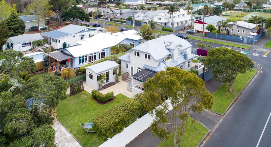  at 32 Walford Road, Point Chevalier, Auckland
